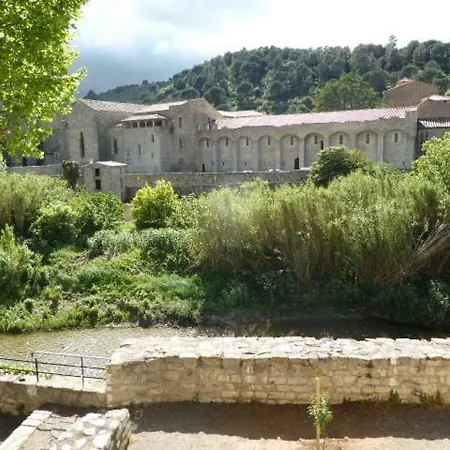 Maison De Caractere Face A L Abbaye De Lagrasse Exterior foto